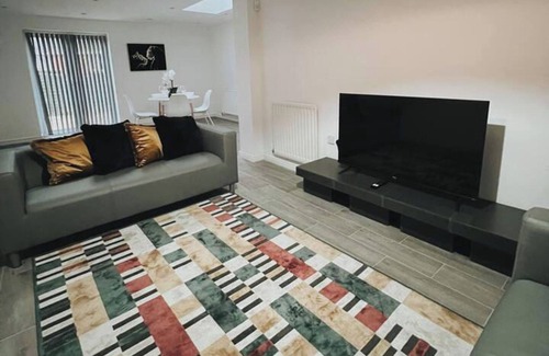 Oldbury House | 3-Bed House Sleeps 8-Free Parking & Private Garden