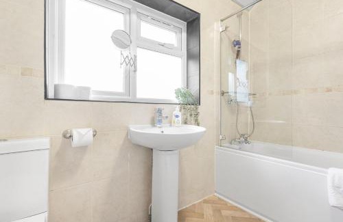 Heston Central House | 3 Bed House Sleeps 8 -Near Heathrow -Free Parking