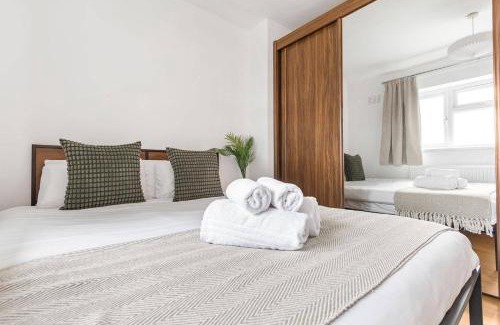 Heston Central House | 3 Bed House Sleeps 8 -Near Heathrow -Free Parking