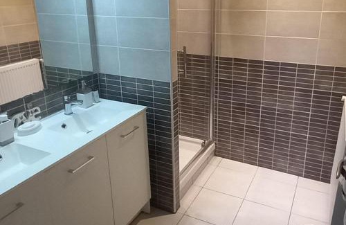 Chateau-Garnier House | 3-Bed House - Sleeps 6 - Garden Balcony Parking