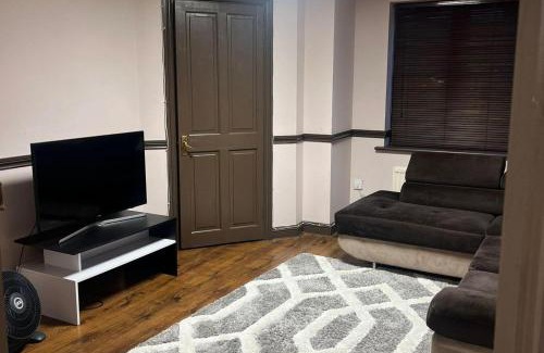 Chafford Hundred House | 3-Bed House - Sleeps 6 Parking & Garden