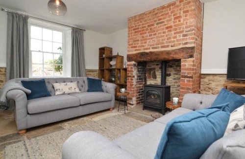 Bridport House | 3 Bed in Burton Bradstock 64947