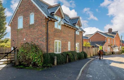 New Forest District House | 3 Bed in Sway 90002