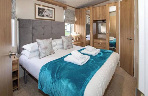St. Andrews Cabin | 3-Bed Lodge Sleeps 6 -Hot tub -Resort Access