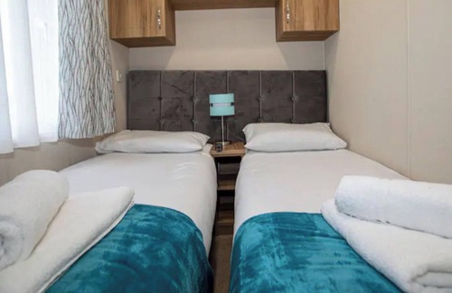 St. Andrews Cabin | 3-Bed Lodge Sleeps 6 -Hot tub -Resort Access