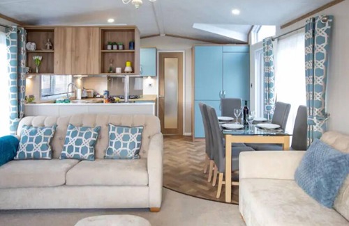 St. Andrews Cabin | 3-Bed Lodge Sleeps 6 -Hot tub -Resort Access