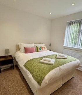 Ealing Broadway Apartment | 3-bed London apt w free parking