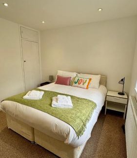 Ealing Broadway Apartment | 3-bed London apt w free parking