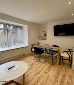 Ealing Broadway Apartment | 3-bed London apt w free parking