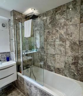 Ealing Broadway Apartment | 3-bed London apt w free parking