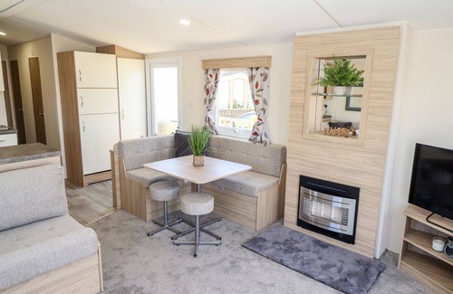 Crowle Cabin | 3 Bed New Lodge, Sleeps 4, Pets Welcome