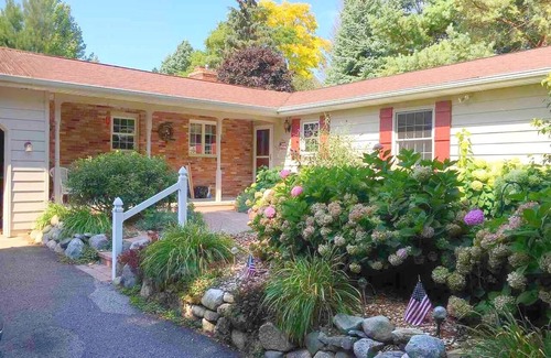 Petoskey House | 3-bed,Pet Friendly, Spacious, w/LargeDeck & Grill, Fire Pit & Attached Garage