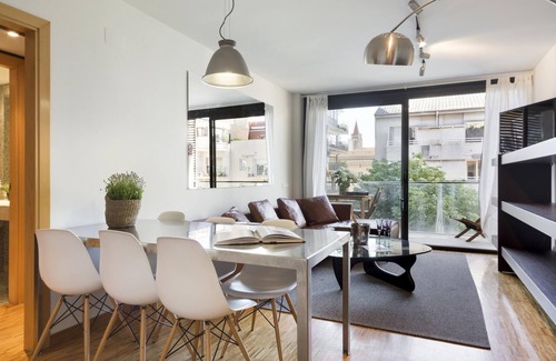 Sant Gervasi Apartment | 3 bed Private terrace 6 pax in the center of Barcelona Free WiFi
