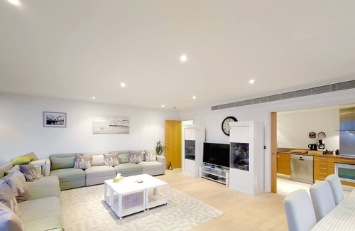 St. Mary's Park Apartment | 3 Bed Serviced Apartment in Battersea River views