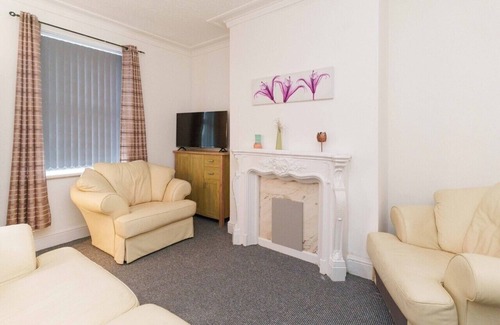Leeds Apartment | 3 Bed, Sleeps 7 with Garden & Parking Dent House
