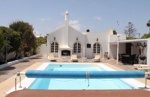 Los Mojones Villa | 3 Bed Traditional Canarian Style Villa Heated Pool, Hot tub, Pool & Foosball Tbl