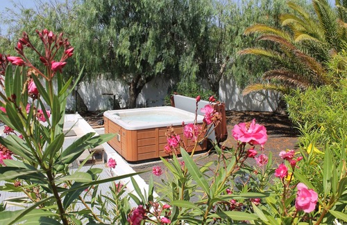 Los Mojones Villa | 3 Bed Traditional Canarian Style Villa Heated Pool, Hot tub, Pool & Foosball Tbl