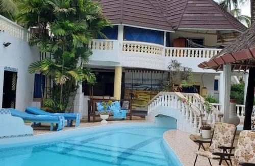 Galu Beach Villa | 3 Bed Villa - Sleeps 6 - Wifi - Parking