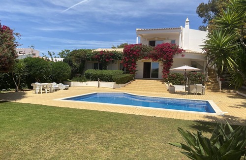 Olhos D'Agua Villa | 3 bed Villa with Private Pool and Gardens- sleeps 6/8. 5min stroll to village.