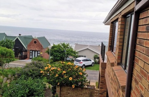 Glentana House | 3-Bedr Holiday Home, 5-min Walk to Beach, Seaview!