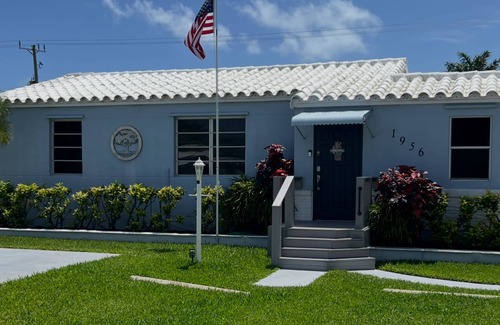 Deerfield Beach House | 3 Bedroom, 2 Bathroom home just 2 blocks from the beach. King bed !