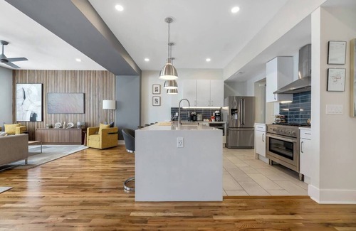 Walnut Hills Apartment | 3 Bedroom 2 Bath Art Deco View