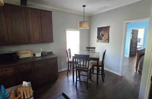 Negreet House | 3-bedroom 2 bath by the lake with Starlink Wifi, AC, and Roku TV in all rooms