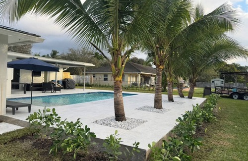 City Center House | 3 bedroom 2 bath Pool Home in Quiet Neighborhood