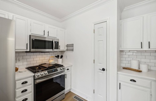 Franklin House | 3-bedroom, 2 bathroom house, dog friendly, pool with AC and WiFi in Franklin