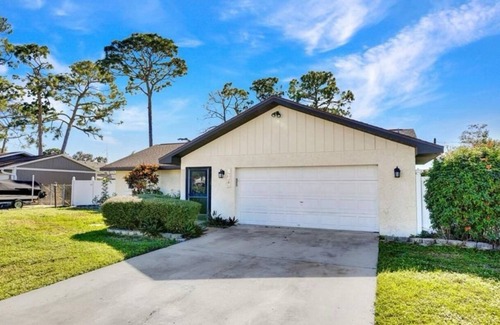 San Carlos Park House | 3 Bedroom 2 Bathroom Pool & Outdoor Kitchen