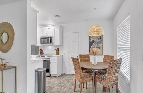 Rock Ridge Cottage | 3-bedroom-2 Full Baths Beach House mnts to Central Beach & downtown