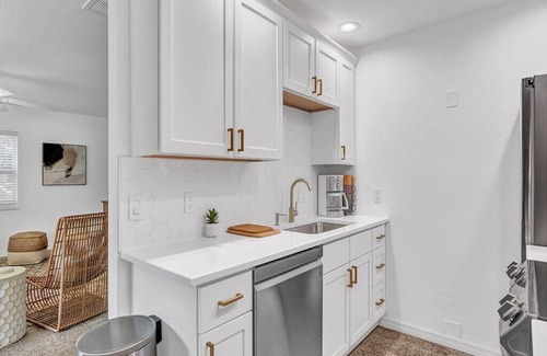 Rock Ridge Cottage | 3-bedroom-2 Full Baths Beach House mnts to Central Beach & downtown