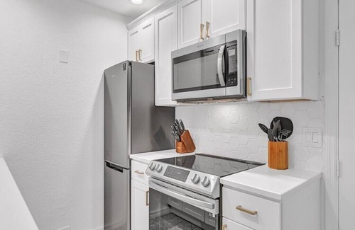 Rock Ridge Cottage | 3-bedroom-2 Full Baths Beach House mnts to Central Beach & downtown