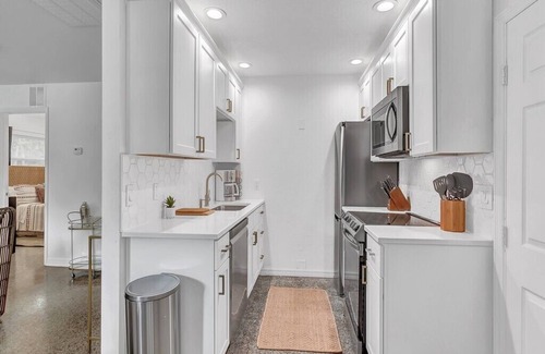 Rock Ridge Cottage | 3-bedroom-2 Full Baths Beach House mnts to Central Beach & downtown