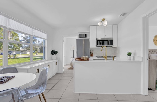 Rock Ridge House | 3-bedroom-2 Full Bath Beach House mnts to Central Beach & downtown