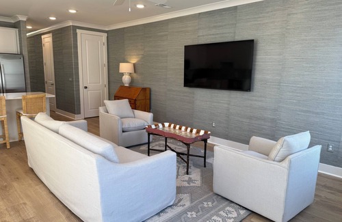 University Hills House | 3 Bedroom 3.5 Bath brand new condo! Less than 2 miles from The Grove and Square.