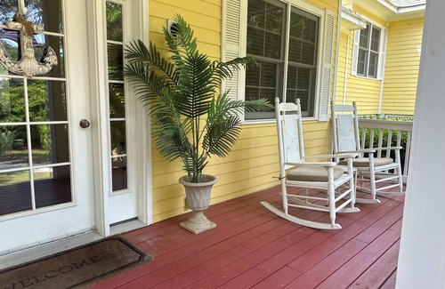 Melrose on the Beach House | 3 bedroom/3.5 baths, Landtrans included Melrose Pool Open!,