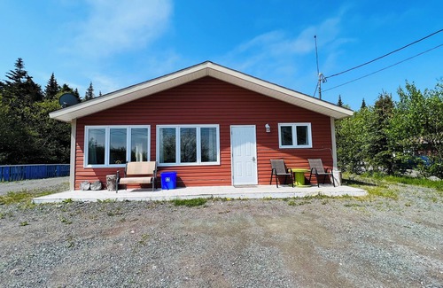 Terra Nova House | 3 bedroom 3 bath bungalow , Ocean View , 3kms to Chance Cove Trail
