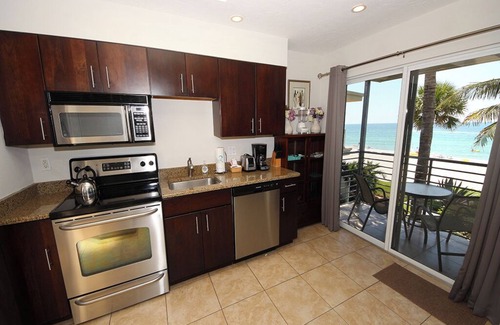 Longboat Key Condo | 3-bedroom, 3 bath condo in beautiful Longboat Key. Beachfront views w/pool.