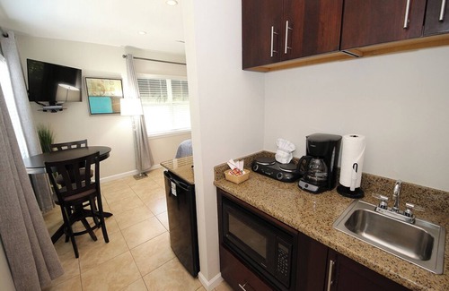 Longboat Key Condo | 3-bedroom, 3 bath condo in beautiful Longboat Key. Beachfront views w/pool.