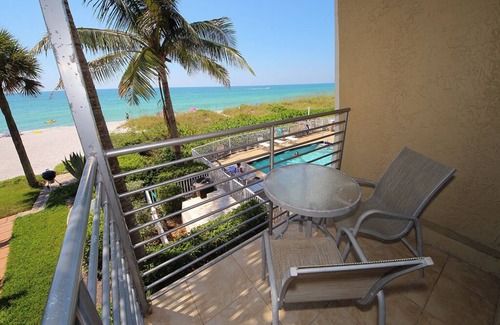 Longboat Key Condo | 3-bedroom, 3 bath condo in beautiful Longboat Key. Beachfront views w/pool.