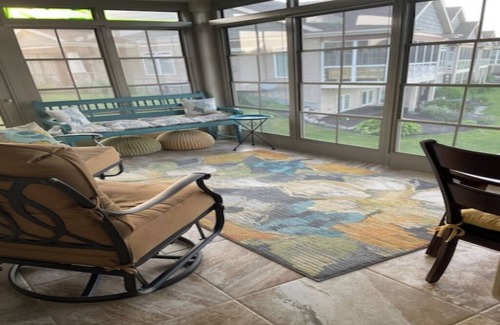 Neenah Condo | 3 Bedroom 3 bath w/Sunroom on large pond - EAA 24 miles