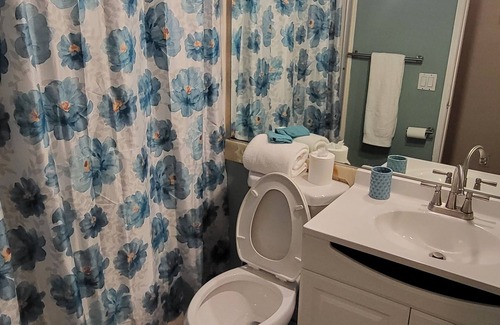 Lancaster House | 3-bedroom 6 queen beds in Lancaster
