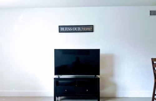Riverside Park Apartment | 3 Bedroom 675438 by Houzlet