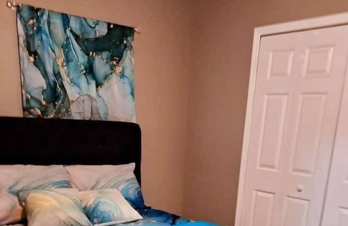 Sunshine Apartment | 3 Bedroom 697986 by Houzlet