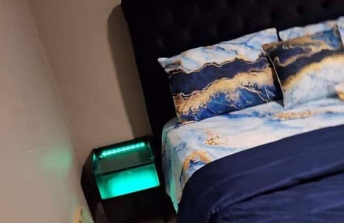 Sunshine Apartment | 3 Bedroom 697986 by Houzlet