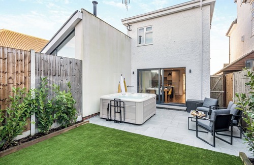 Holland-On-Sea Cottage | 3 bedroom accommodation in Clacton-on-Sea
