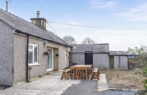 Brynrefail Cottage | 3 bedroom accommodation in Llanddeiniolen, near Bangor