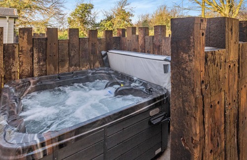 Great Coxwell Ski Chalet | 3 bedroom accommodation in Faringdon
