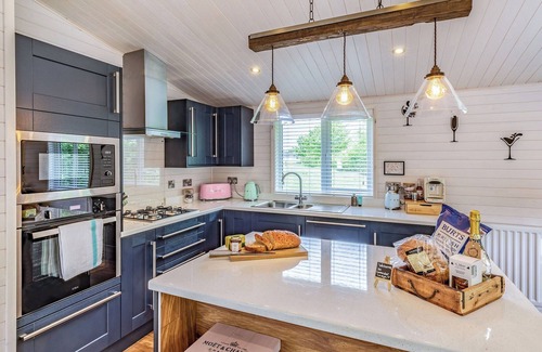 Hundall Cottage | 3 bedroom accommodation in Mercia Marina, Willington